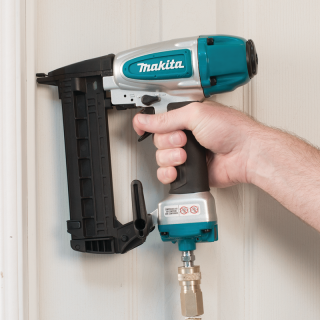Engrapadora neumática AT638 Makita